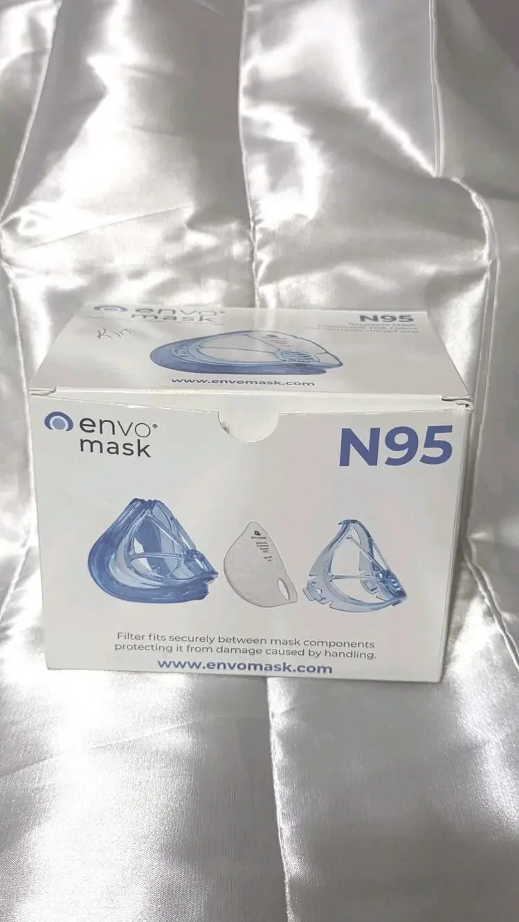 NEW Envo Mask Respirator N95 Gel Seal With Storage Case, and 4 New Filters